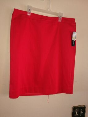 New with tags Women's Beautiful Leslie Stuart Pencil Red Skirt Size 14